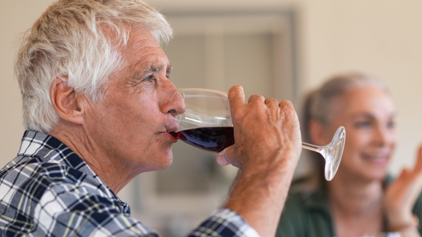 Hos äldre personer har alkoholkonsumtionen dock ökat och gruppen 65-85 år dricker i genomsnitt sex gånger per månad. Foto: Shutterstock